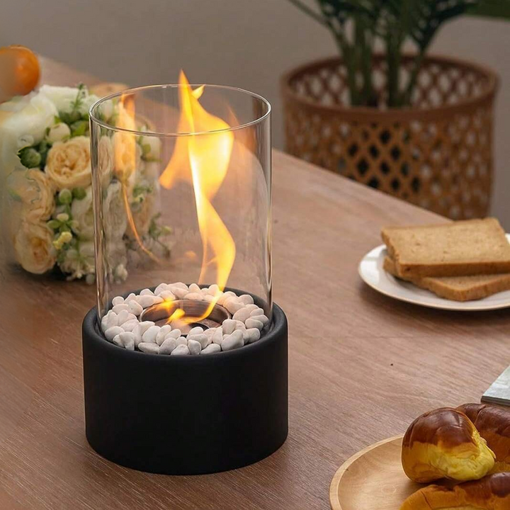 "Klassische Öl Lampe mit Glaszylinder, Metallrahmen, moderne Tischlampe für stilvolle Beleuchtung und Ambiente im Raum."
