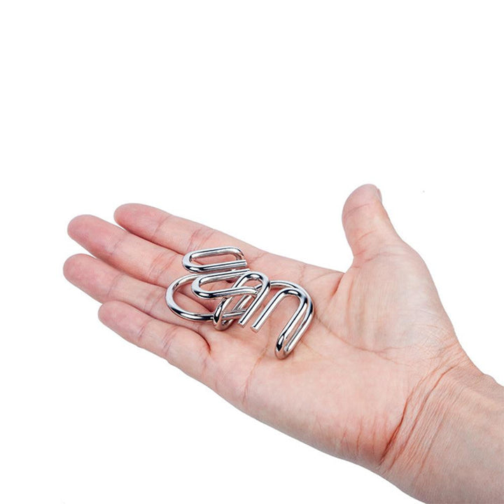 "Knifflige Metallrätsel mit Ringen in verschiedenen Formen für Logik- und Geschicklichkeitstraining, ideal für Kinder und Erw