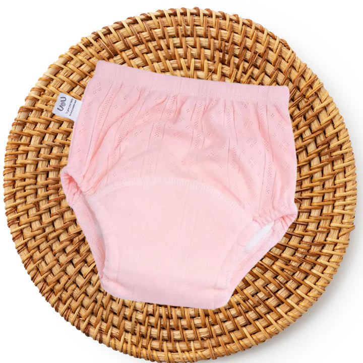 Komfortable, saugfähige Töpfchentraining-Höschen für Kinder in verspieltem Design mit weichem, atmungsaktivem Material.