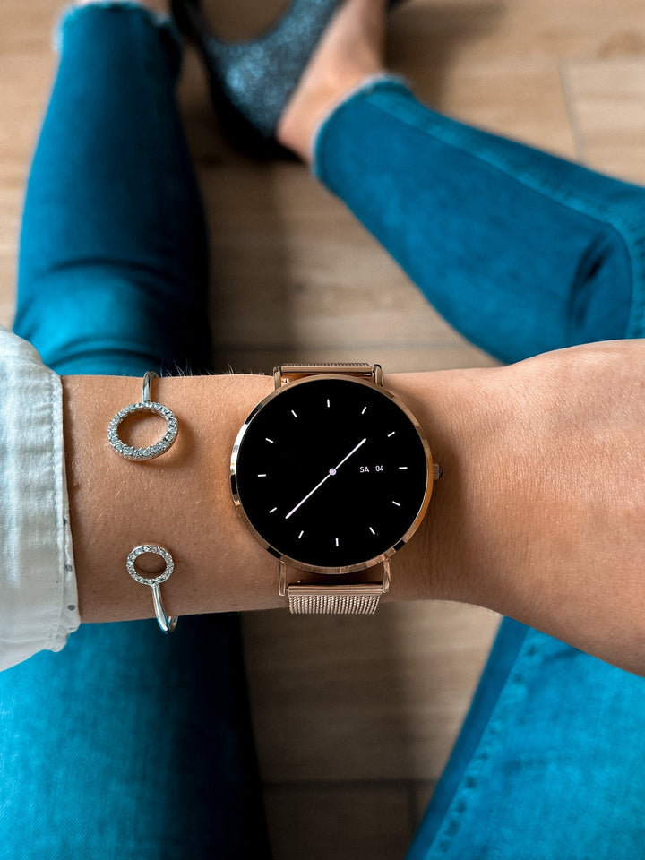 "Kompakte, elegante Smartwatch mit ultradünnem Design und Mesh-Armband, perfekt für jeden Stil, AMOLED-Display."