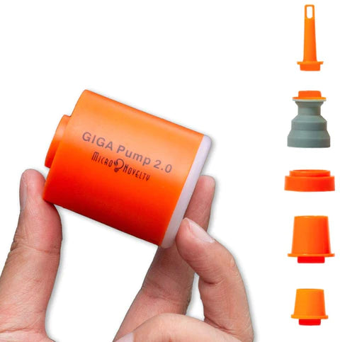 "Kompakte GIGA TurboPump, multifunktionale Luftpumpe und Taschenlampe, ideal für Camping-Abenteuer, tragbar und robust."