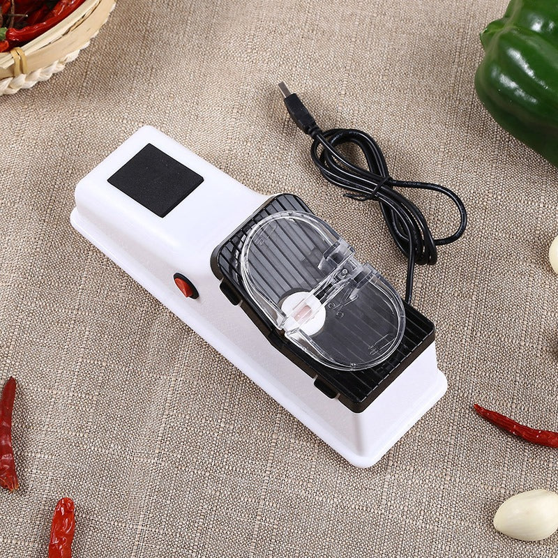 Kompakter elektrischer Messerschärfer für Küche, effizientes Design, USB-Anschluss, für Messer und Scheren geeignet.