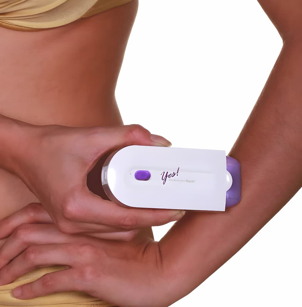 Kompakter kabelloser Rasierer für schmerzfreie Haarentfernung, USB-aufladbar, weißes Design, glatte Oberfläche.