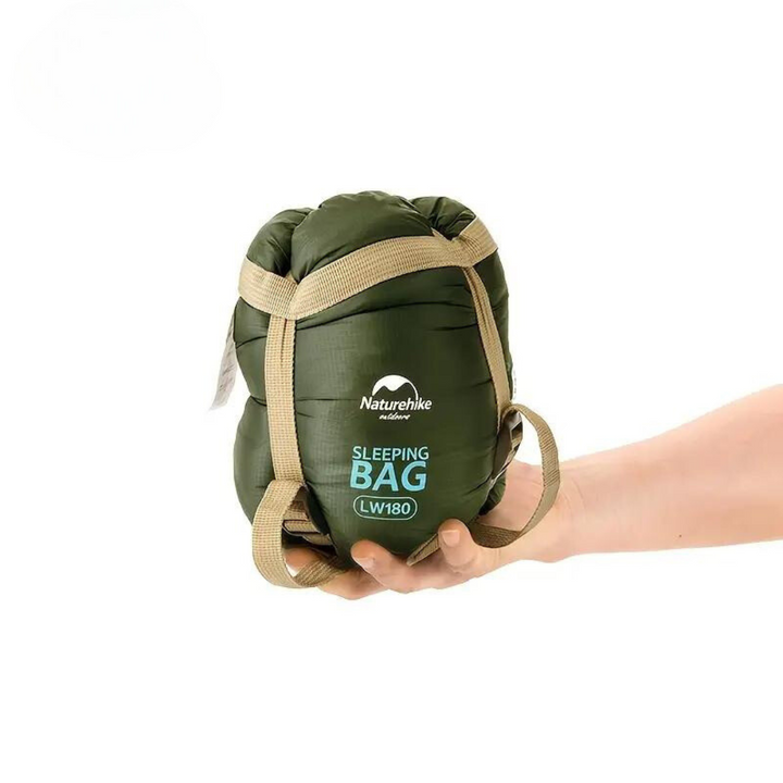 "Kompakter, leichter Schlafsack mit optimaler Wärmeisolierung, ideal für Camping und Festivals."