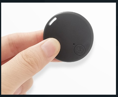 "Kompakter schwarzer GPS-Tracker mit Magnet und Echtzeit-Tracking, ideal zum unauffälligen Befestigen an Metalloberflächen."