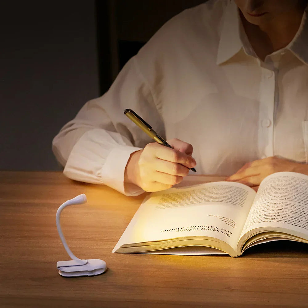 "Kompaktes Mini Buchlicht: dimmbar, USB-ladbar, mit flexiblem 360° Clip für optimales Lesevergnügen unterwegs."