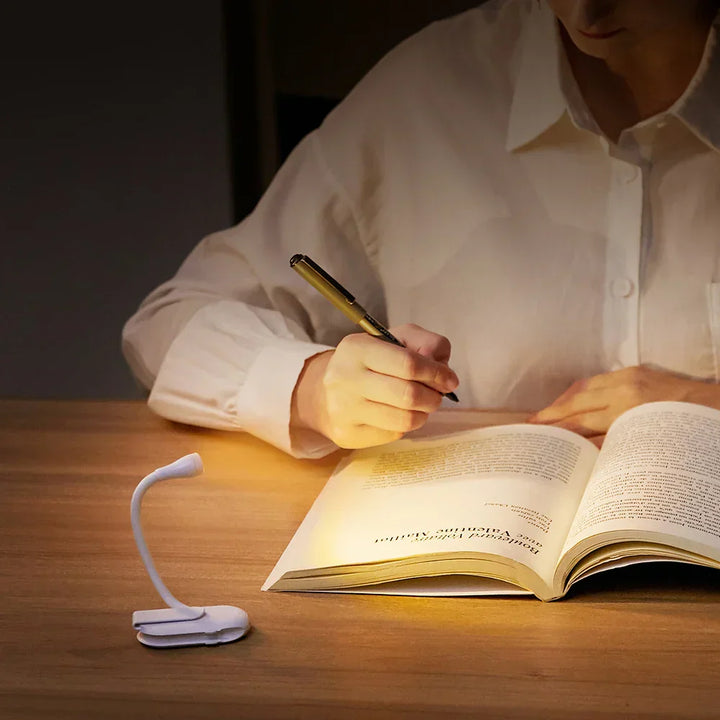 "Kompaktes Mini Buchlicht: dimmbar, USB-ladbar, mit flexiblem 360° Clip für optimales Lesevergnügen unterwegs."
