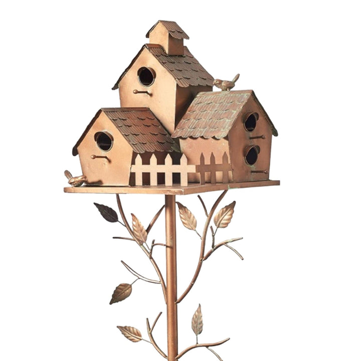 "Kreatives Metallvogelhaus aus robustem Material, kunstvoll gestaltet, wetterbeständig, mit dekorativem Schornstein."