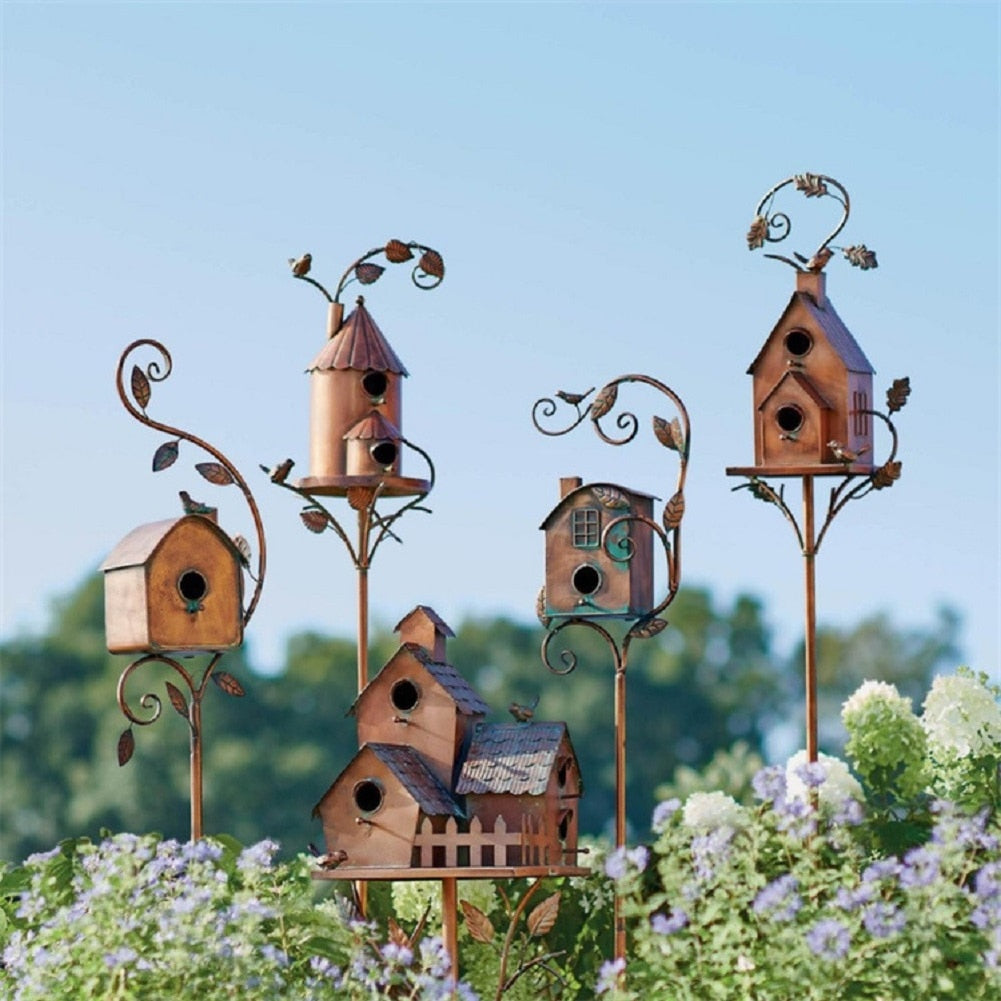 "Kreatives Metallvogelhaus aus robustem Material, kunstvoll gestaltet, wetterbeständig, mit dekorativem Schornstein."