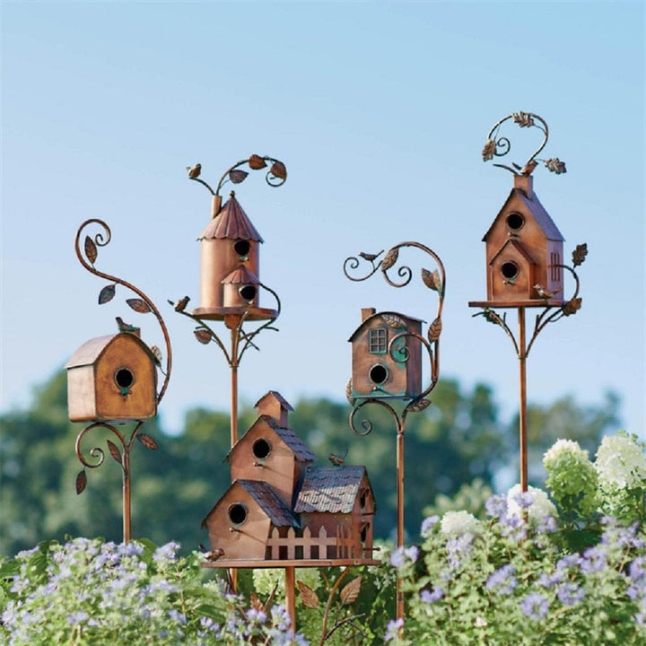 "Kreatives Metallvogelhaus aus robustem Material, kunstvoll gestaltet, wetterbeständig, mit dekorativem Schornstein."