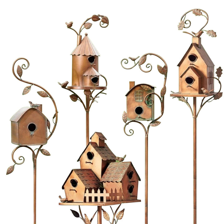 "Kreatives Metallvogelhaus aus robustem Material, kunstvoll gestaltet, wetterbeständig, mit dekorativem Schornstein."