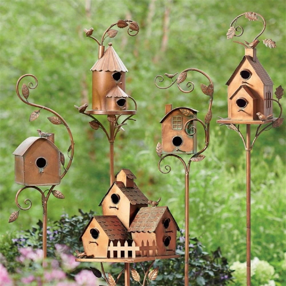 "Kreatives Metallvogelhaus aus robustem Material, kunstvoll gestaltet, wetterbeständig, mit dekorativem Schornstein."