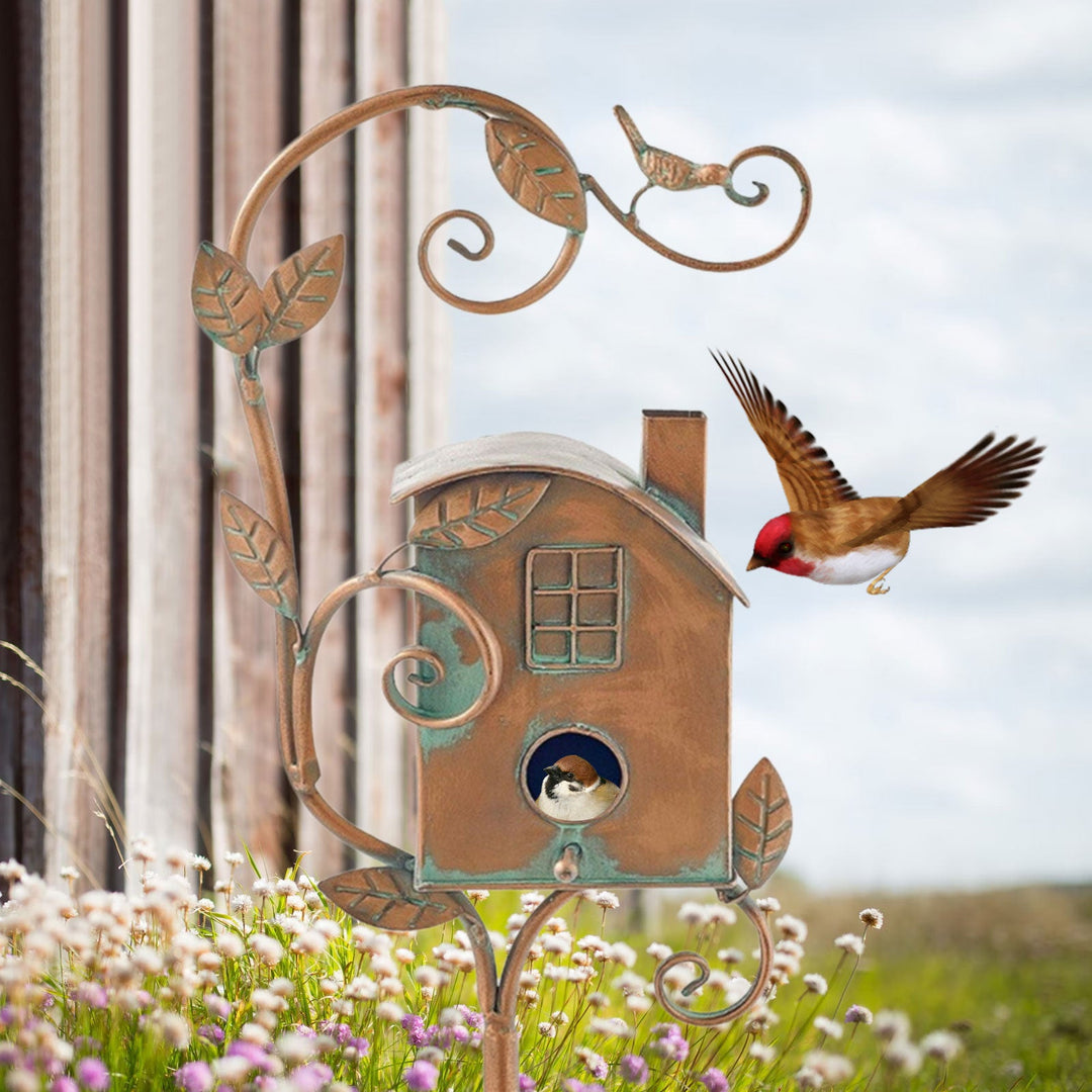 "Kreatives Metallvogelhaus aus robustem Material, kunstvoll gestaltet, wetterbeständig, mit dekorativem Schornstein."