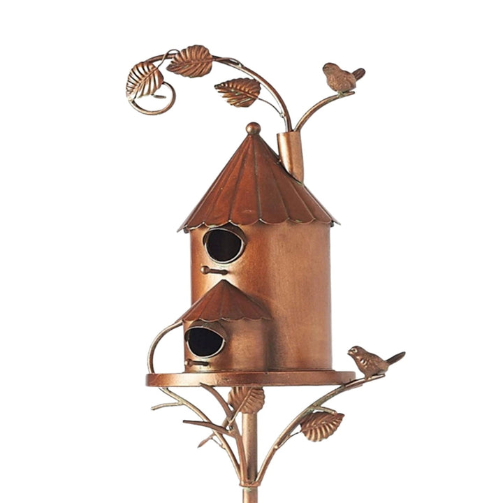 "Kreatives Metallvogelhaus aus robustem Material, kunstvoll gestaltet, wetterbeständig, mit dekorativem Schornstein."