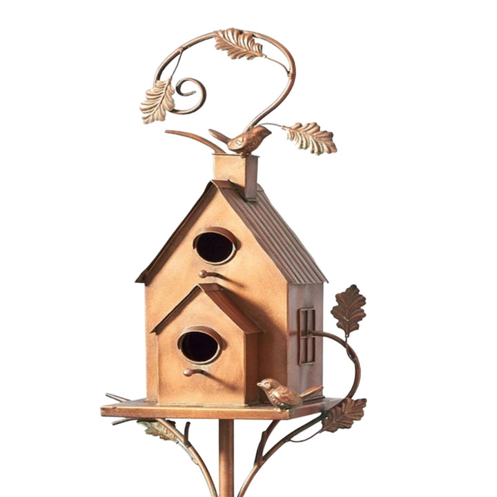 "Kreatives Metallvogelhaus aus robustem Material, kunstvoll gestaltet, wetterbeständig, mit dekorativem Schornstein."