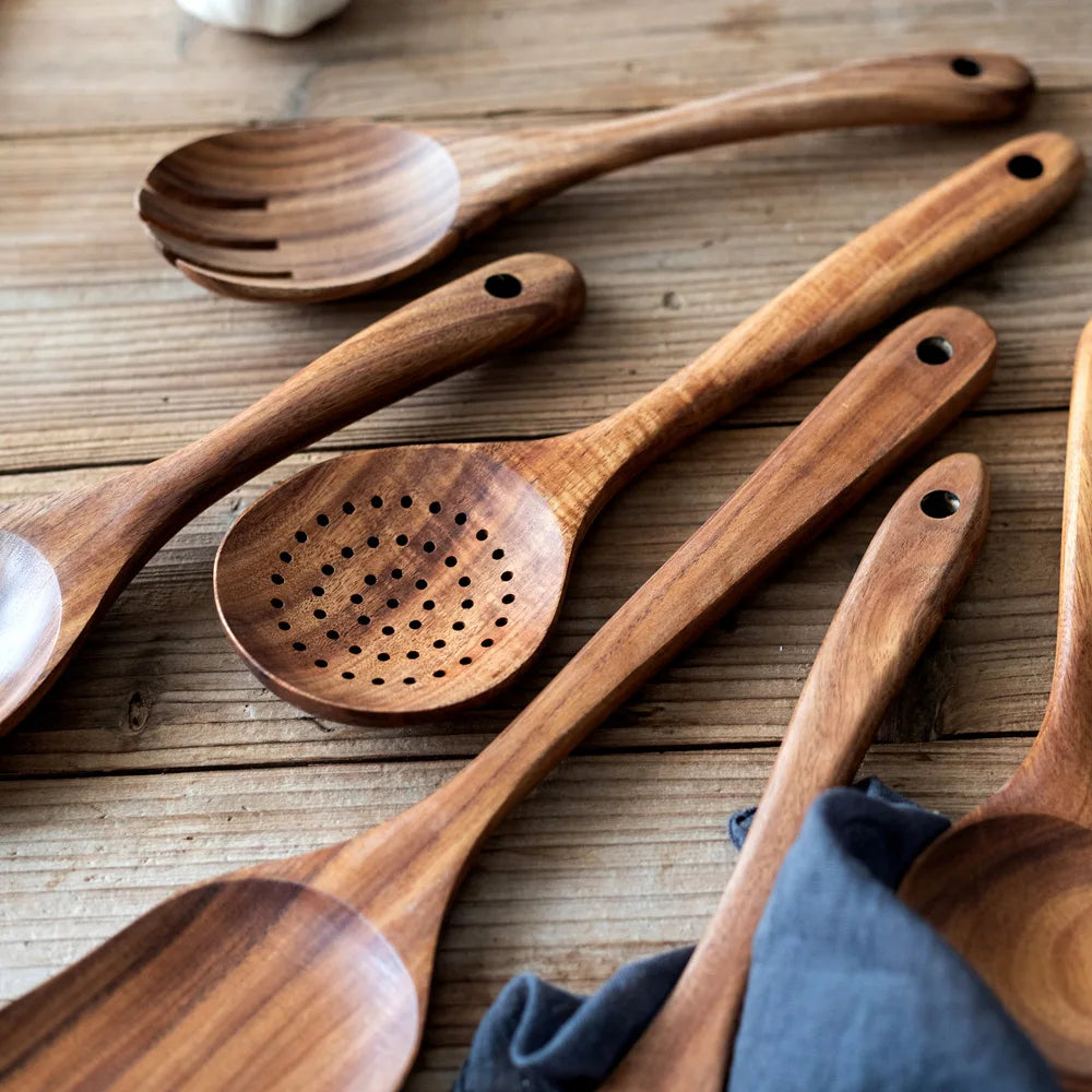 "Küchenset aus natürlichem Teak Holz, rustikal-elegantes Design, nachhaltige Küchenhelfer, stilvoll und funktional"
