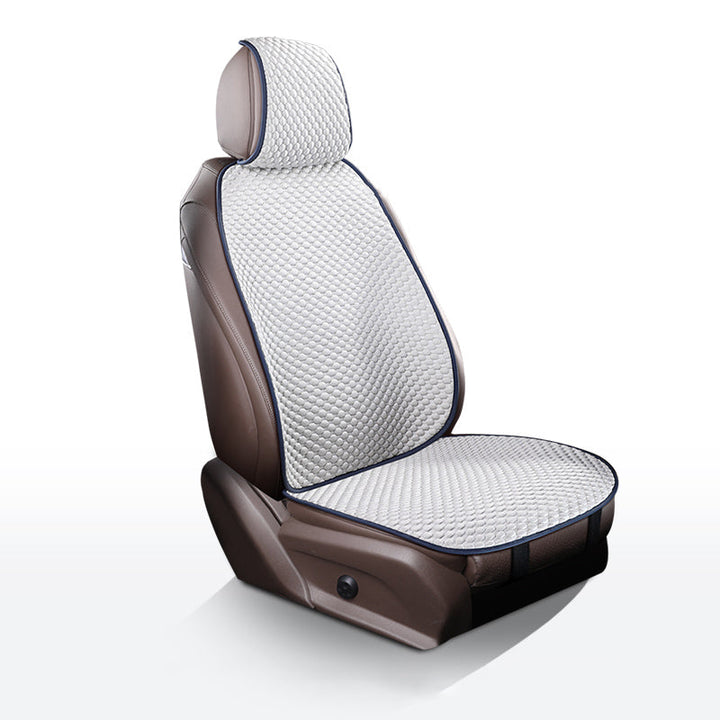 Kühlender Autositzschutz aus atmungsaktiver Eisseide, luxuriöses Design, ideal für Mensch und Tier, rutschfester Halt.