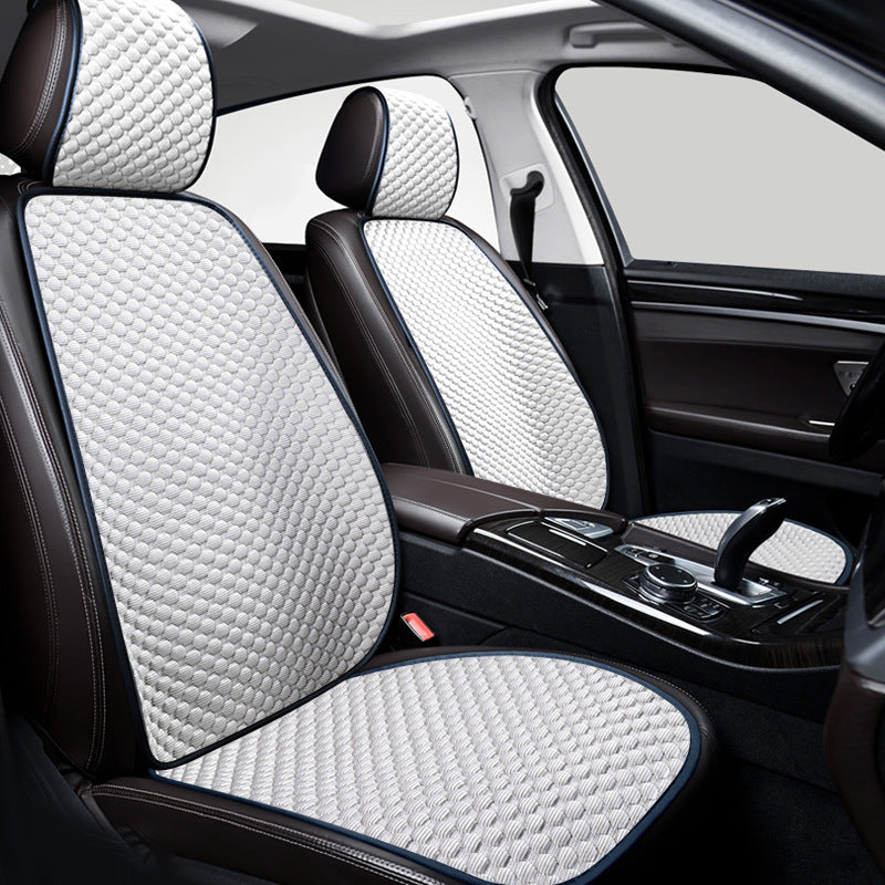 Kühlender Autositzschutz aus atmungsaktiver Eisseide, luxuriöses Design, ideal für Mensch und Tier, rutschfester Halt.