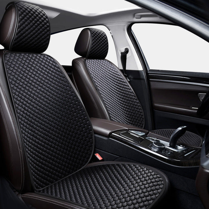 Kühlender Autositzschutz aus atmungsaktiver Eisseide, luxuriöses Design, ideal für Mensch und Tier, rutschfester Halt.