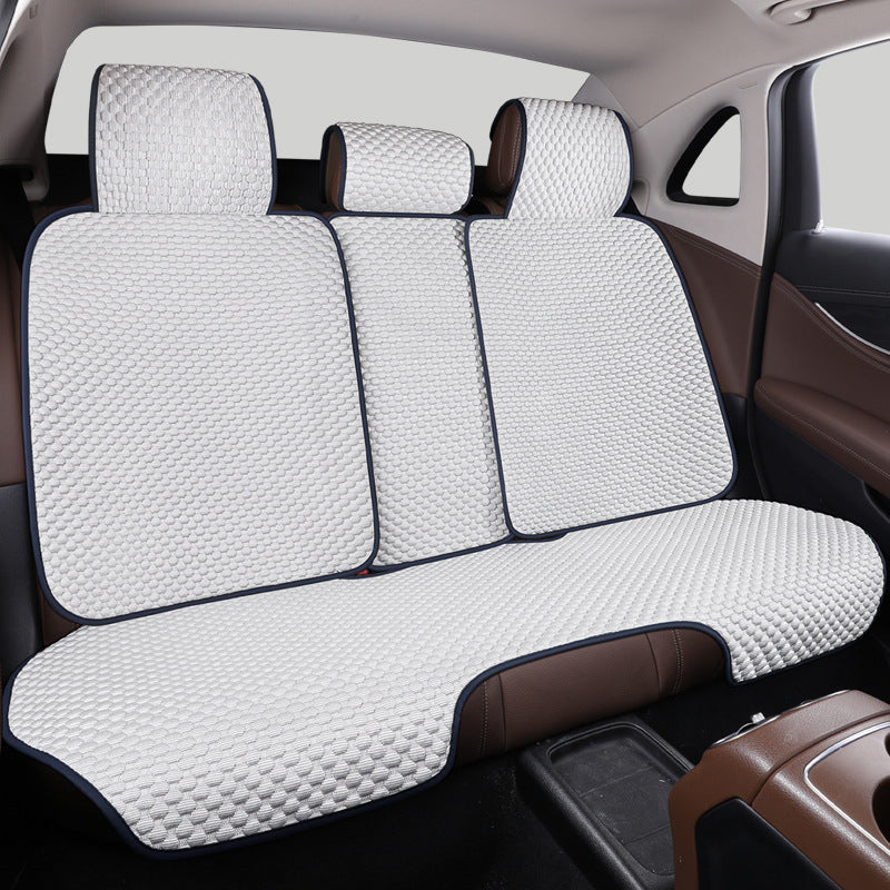 Kühlender Autositzschutz aus atmungsaktiver Eisseide, luxuriöses Design, ideal für Mensch und Tier, rutschfester Halt.