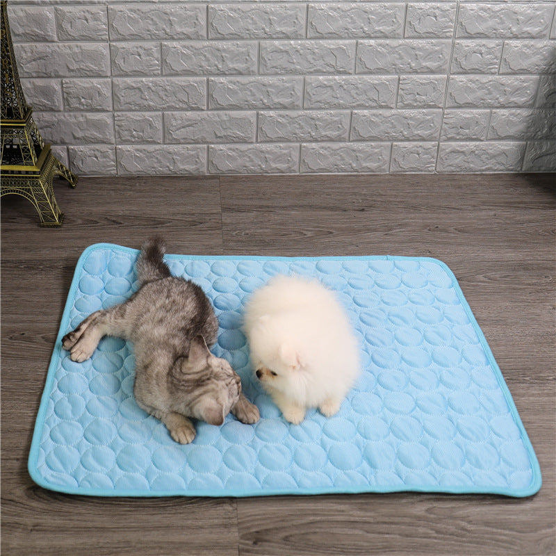 "Kühlmatte für Haustiere, blau-grau, auf Teppich liegend, bietet schnelle Kühlung für Hunde und Katzen im Sommer."
