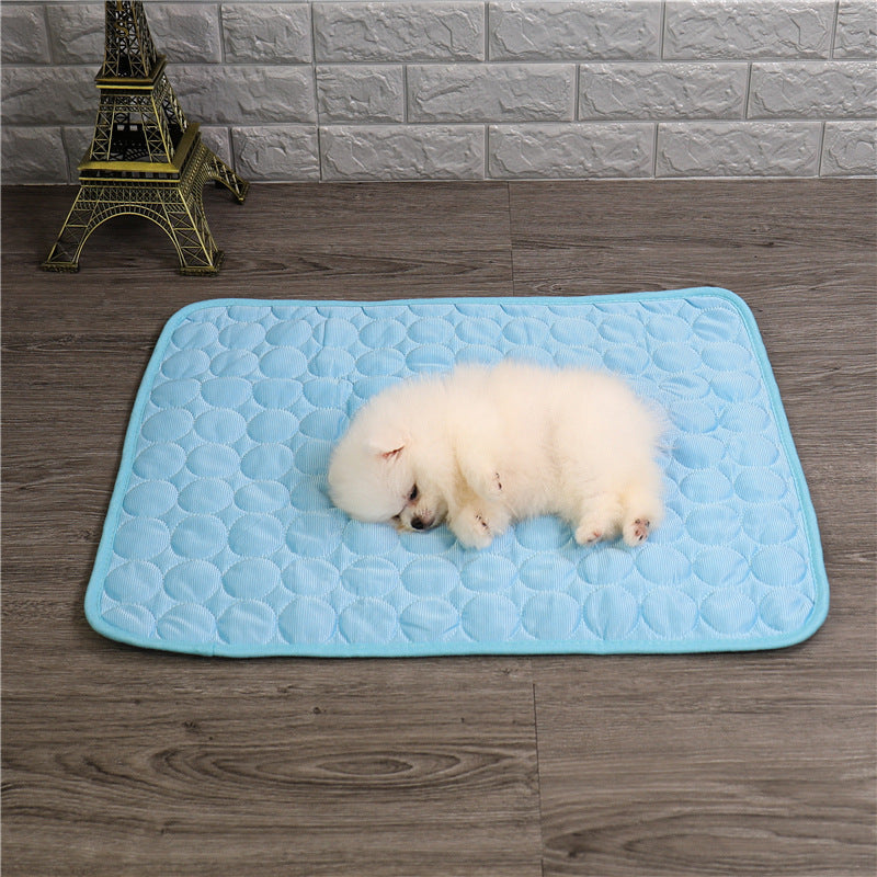 "Kühlmatte für Haustiere, blau-grau, auf Teppich liegend, bietet schnelle Kühlung für Hunde und Katzen im Sommer."