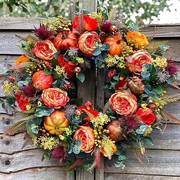 Künstlicher Herbstkranz mit warmen, erdigen Tönen, dekorativ für Tür oder Wand, perfekte Deko für drinnen und draußen.