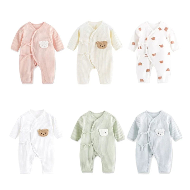 "Kuscheliger Babystrampler mit süßem Bärchen-Motiv für Frühling/Herbst, bequem und atmungsaktiv für zarte Babyhaut."