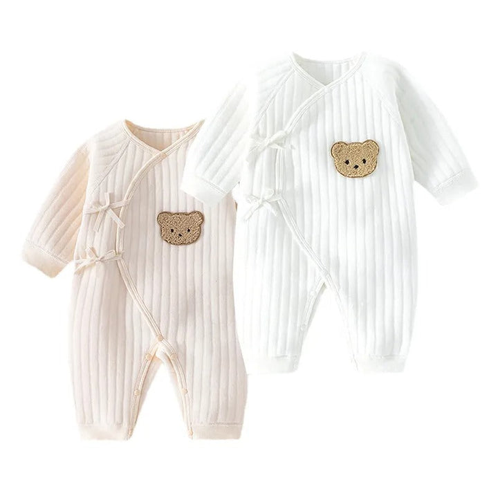 "Kuscheliger Babystrampler mit süßem Bärchen-Motiv für Frühling/Herbst, bequem und atmungsaktiv für zarte Babyhaut."