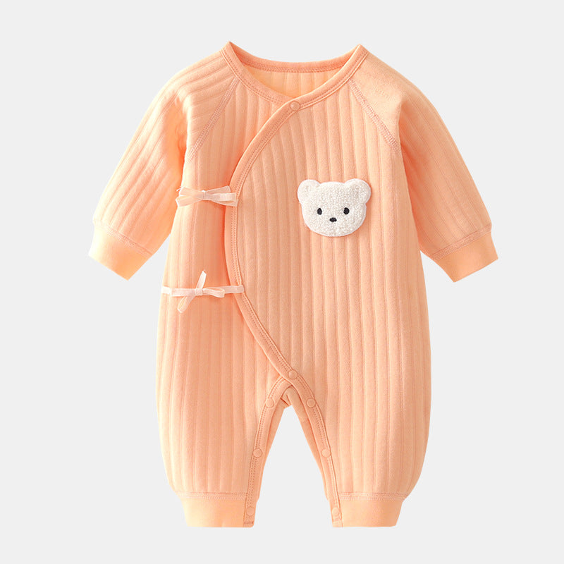 "Kuscheliger Babystrampler mit süßem Bärchen-Motiv für Frühling/Herbst, bequem und atmungsaktiv für zarte Babyhaut."