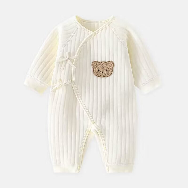 "Kuscheliger Babystrampler mit süßem Bärchen-Motiv für Frühling/Herbst, bequem und atmungsaktiv für zarte Babyhaut."