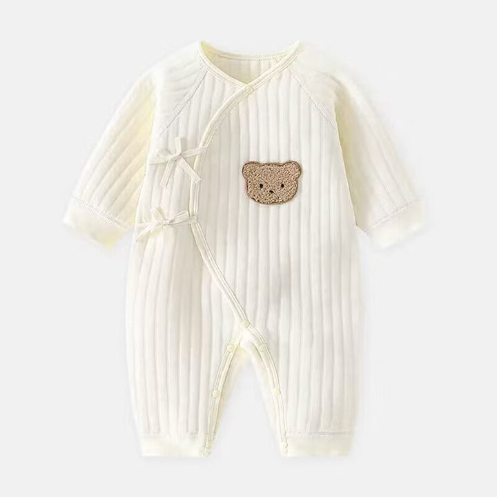 "Kuscheliger Babystrampler mit süßem Bärchen-Motiv für Frühling/Herbst, bequem und atmungsaktiv für zarte Babyhaut."