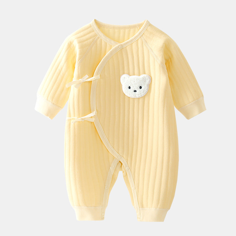 "Kuscheliger Babystrampler mit süßem Bärchen-Motiv für Frühling/Herbst, bequem und atmungsaktiv für zarte Babyhaut."