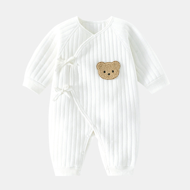 "Kuscheliger Babystrampler mit süßem Bärchen-Motiv für Frühling/Herbst, bequem und atmungsaktiv für zarte Babyhaut."