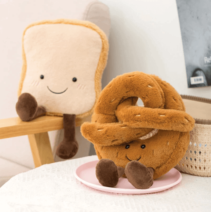 "Kuscheliges Brezel, Croissant, Toastbrot Plüschspielzeug, handgefertigt und weich, ideal für Kinder und Erwachsene."