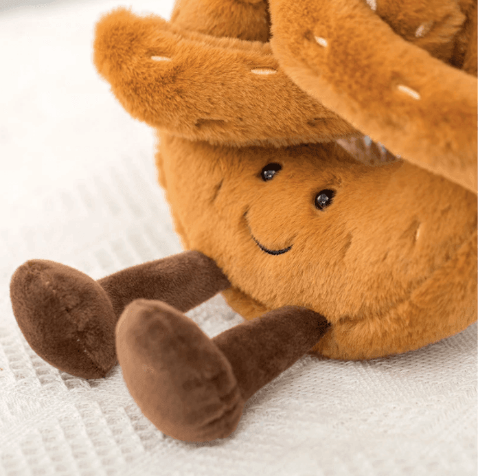 "Kuscheliges Brezel, Croissant, Toastbrot Plüschspielzeug, handgefertigt und weich, ideal für Kinder und Erwachsene."