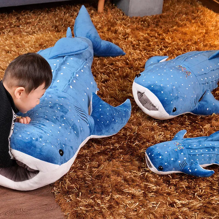 "Kuscheltier Walhai XXL aus weichem Plüsch, ideal zum Kuscheln, in Grau, Rosa oder Blau, 75 cm oder 100 cm lang."