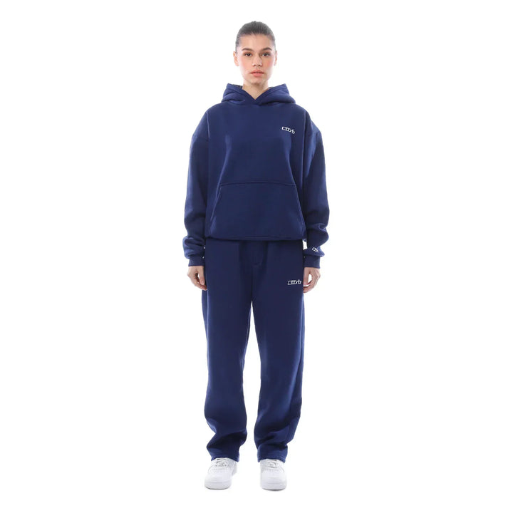 Lässiger blauer Trainingsanzug für Alltag und Sport, stilvoll und bequem, für jede Jahreszeit geeignet.