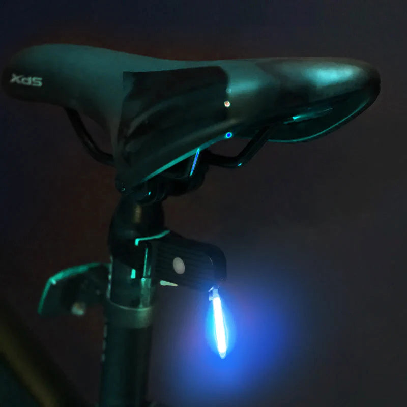 LED Fahrrad Rücklicht: Kompakt, 40 Lumen, einfach zu montieren. Intensiv leuchtend in Blau, Gelb, Grün, Rosa, Rot.