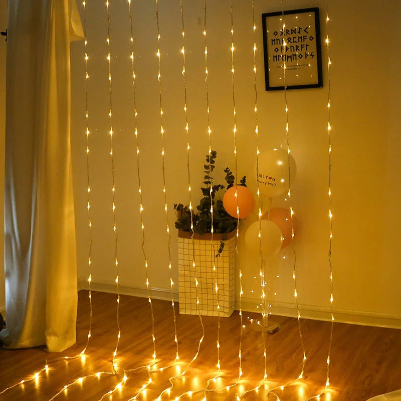 "LED Lichtervorhang mit Farbwechsel, für Fenster und Wände, schafft magisches Ambiente mit sanften farbigen Lichteffekten."