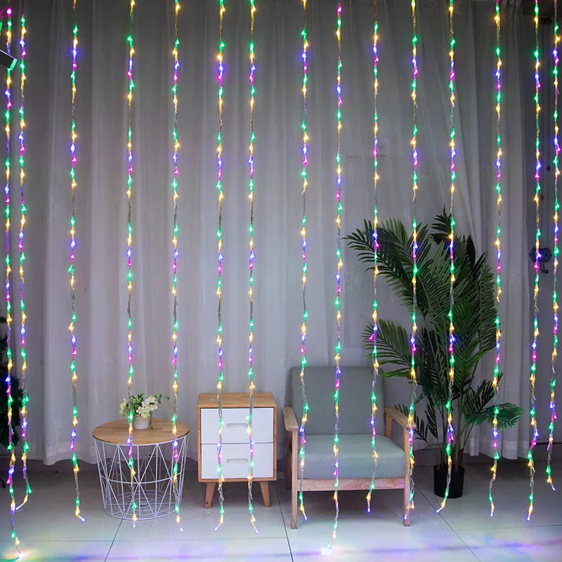 "LED Lichtervorhang mit Farbwechsel, für Fenster und Wände, schafft magisches Ambiente mit sanften farbigen Lichteffekten."