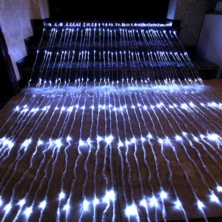 "LED Lichtervorhang mit Farbwechsel, für Fenster und Wände, schafft magisches Ambiente mit sanften farbigen Lichteffekten."
