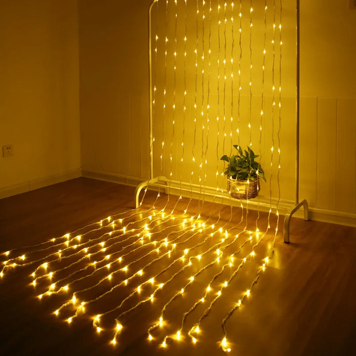 "LED Lichtervorhang mit Farbwechsel, für Fenster und Wände, schafft magisches Ambiente mit sanften farbigen Lichteffekten."