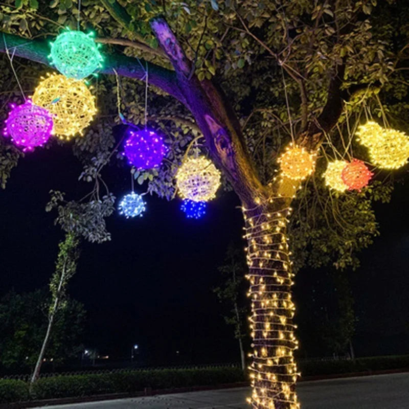 LED-Lichtkugel aus Rattan mit warmem Licht, wasserdicht für Innen und Außen, dekorative Beleuchtung, 20 cm Durchmesser.