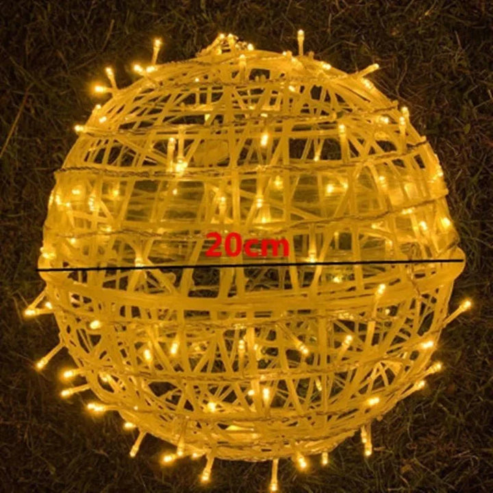 LED-Lichtkugel aus Rattan mit warmem Licht, wasserdicht für Innen und Außen, dekorative Beleuchtung, 20 cm Durchmesser.