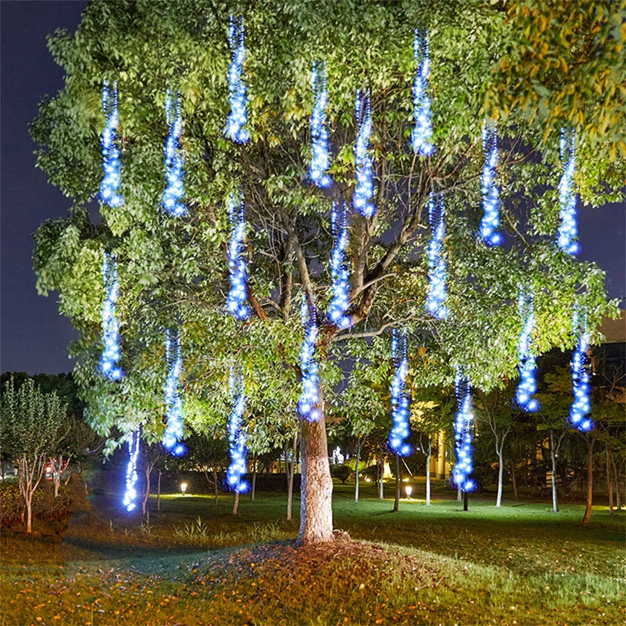 "LED Meteoritenregen Außen Lichterkette im Garten bei Nacht mit fallenden Sterne-Effekt, wetterfest und vielseitig."