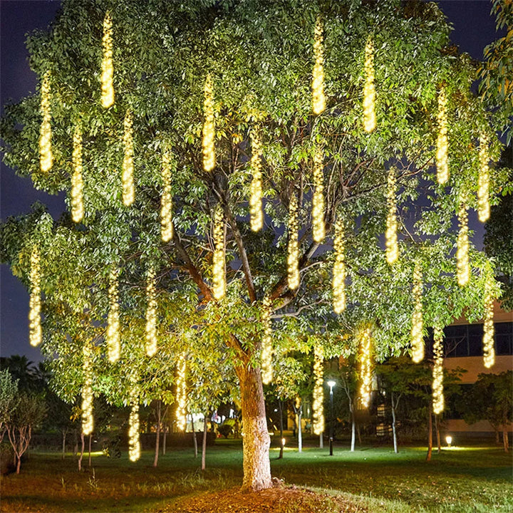 "LED Meteoritenregen Außen Lichterkette im Garten bei Nacht mit fallenden Sterne-Effekt, wetterfest und vielseitig."