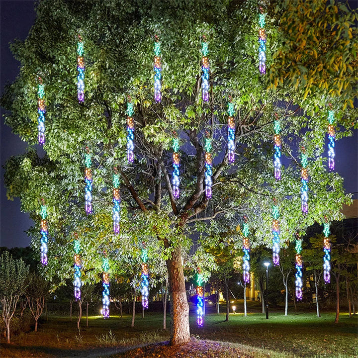 "LED Meteoritenregen Außen Lichterkette im Garten bei Nacht mit fallenden Sterne-Effekt, wetterfest und vielseitig."