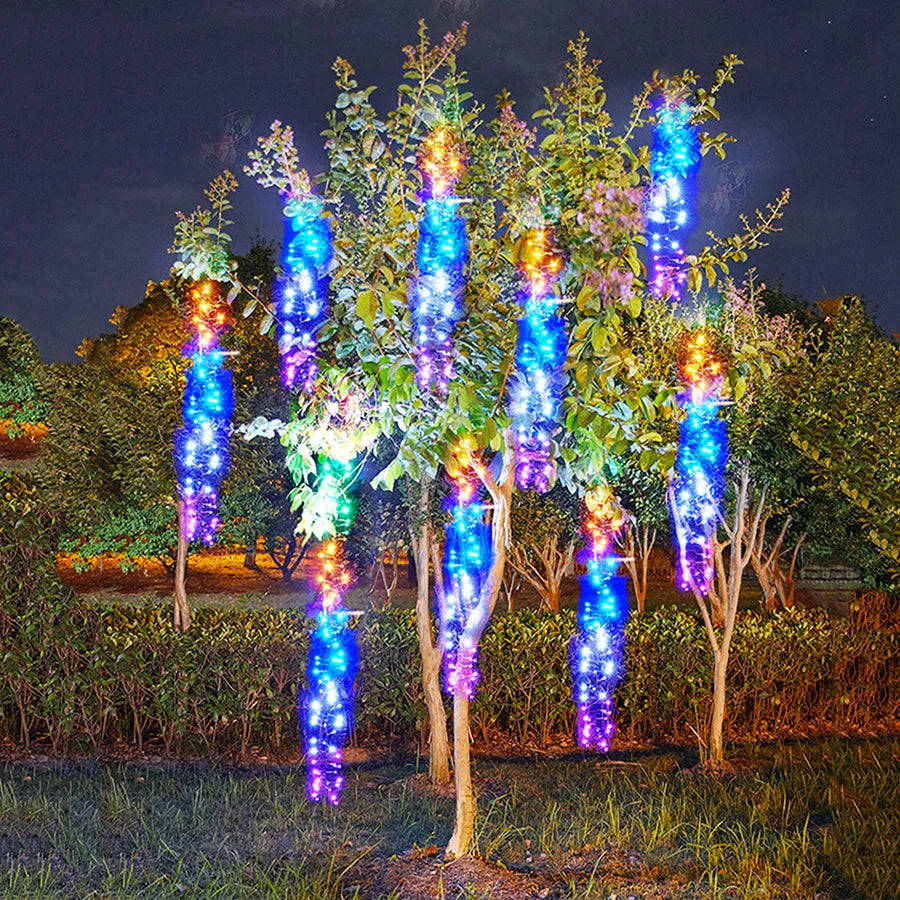 "LED Meteoritenregen Außen Lichterkette im Garten bei Nacht mit fallenden Sterne-Effekt, wetterfest und vielseitig."
