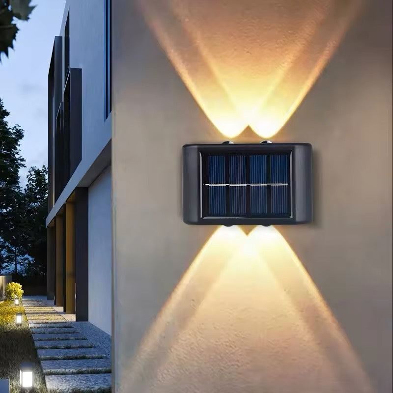 "LED Solar Wandlicht tagsüber an Hausfassade, energieeffiziente Außenbeleuchtung mit solarbetriebener Funktion"